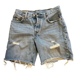 🎉HP🎉Levi’s 501 Mid Thigh Cut Off Denim Short